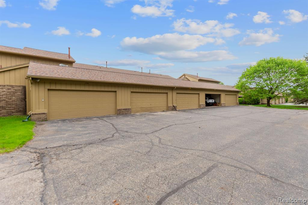 1722 S HILL Boulevard, Bloomfield Hills, MI 48304 — Photo 36