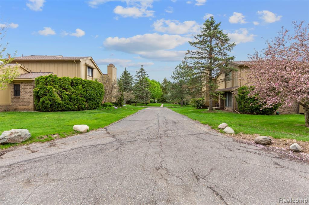 1722 S HILL Boulevard, Bloomfield Hills, MI 48304 — Photo 37