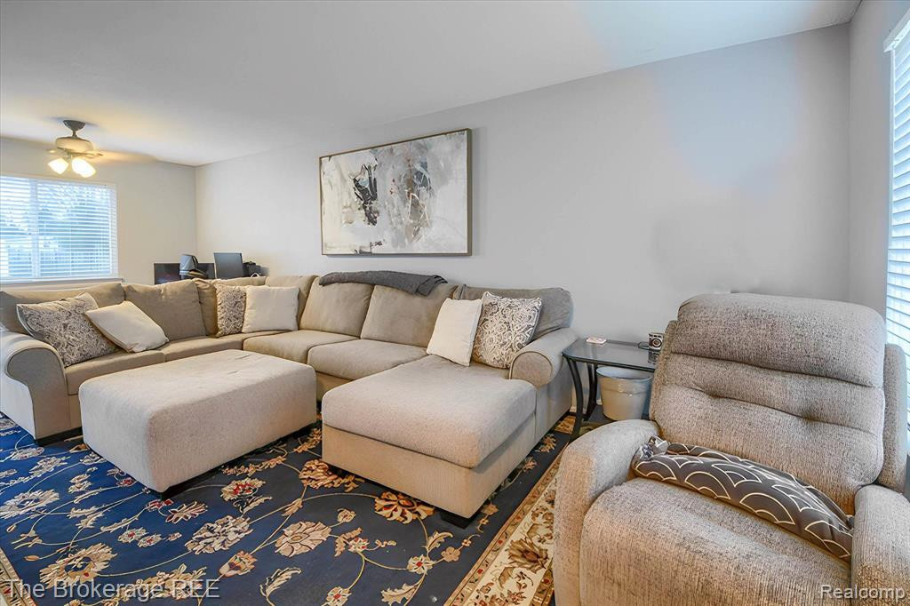 5360 TALL OAKS Drive, Grand Blanc, MI 48507 — Photo 4