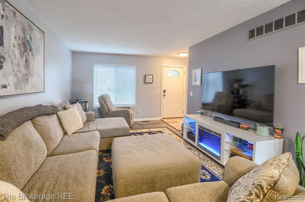 5360 TALL OAKS Drive, Grand Blanc, MI 48507 — Photo 7