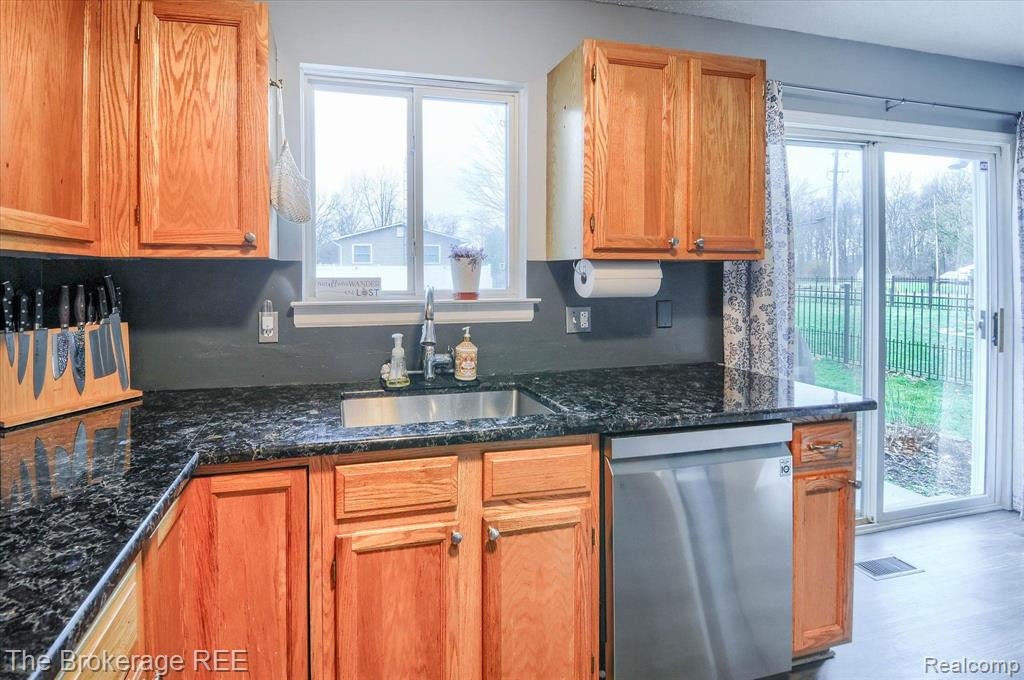 5360 TALL OAKS Drive, Grand Blanc, MI 48507 — Photo 8