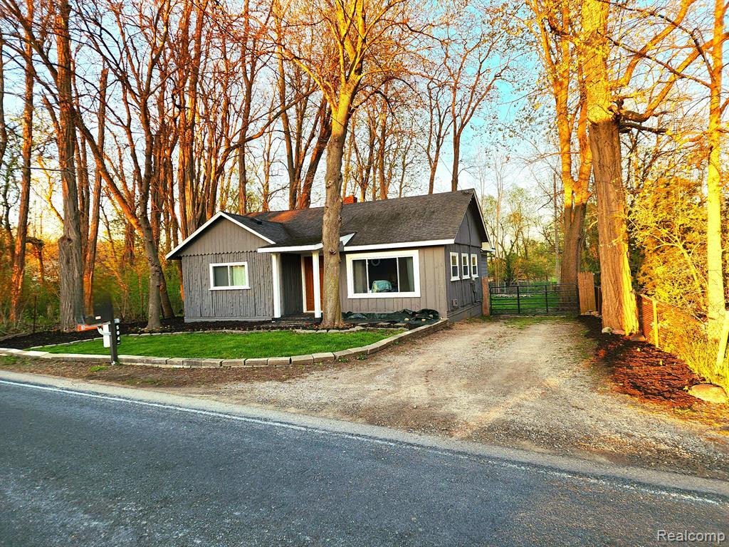 504 E SHORE Drive, Whitmore Lake, MI 48189 — Photo 2