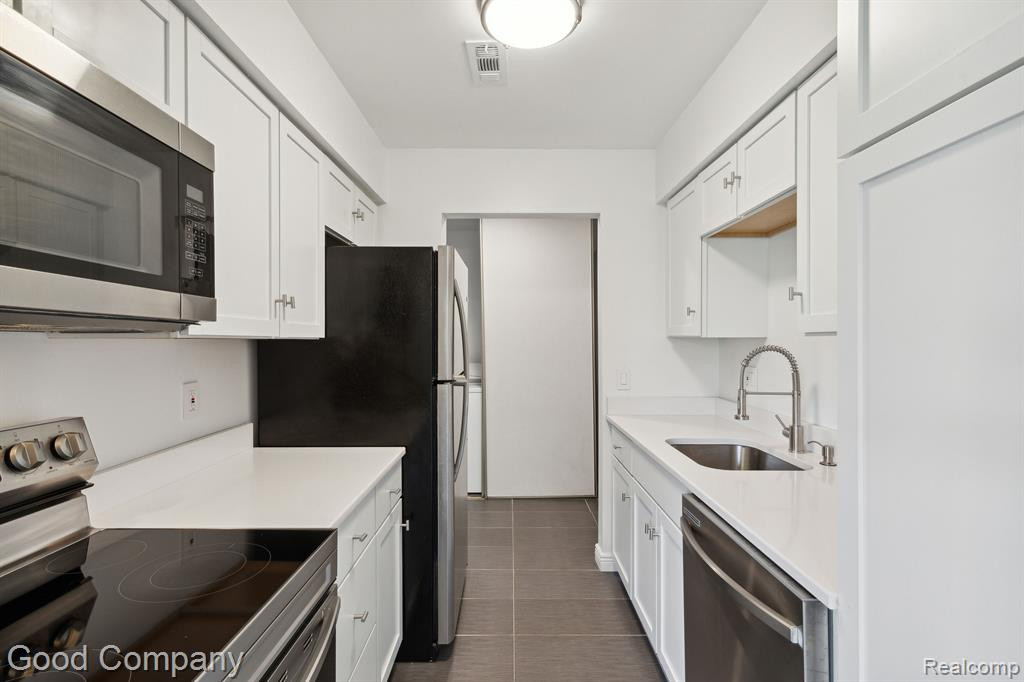 30070 W 12 MILE Road, 125, Farmington Hills, MI 48334 — Photo 14