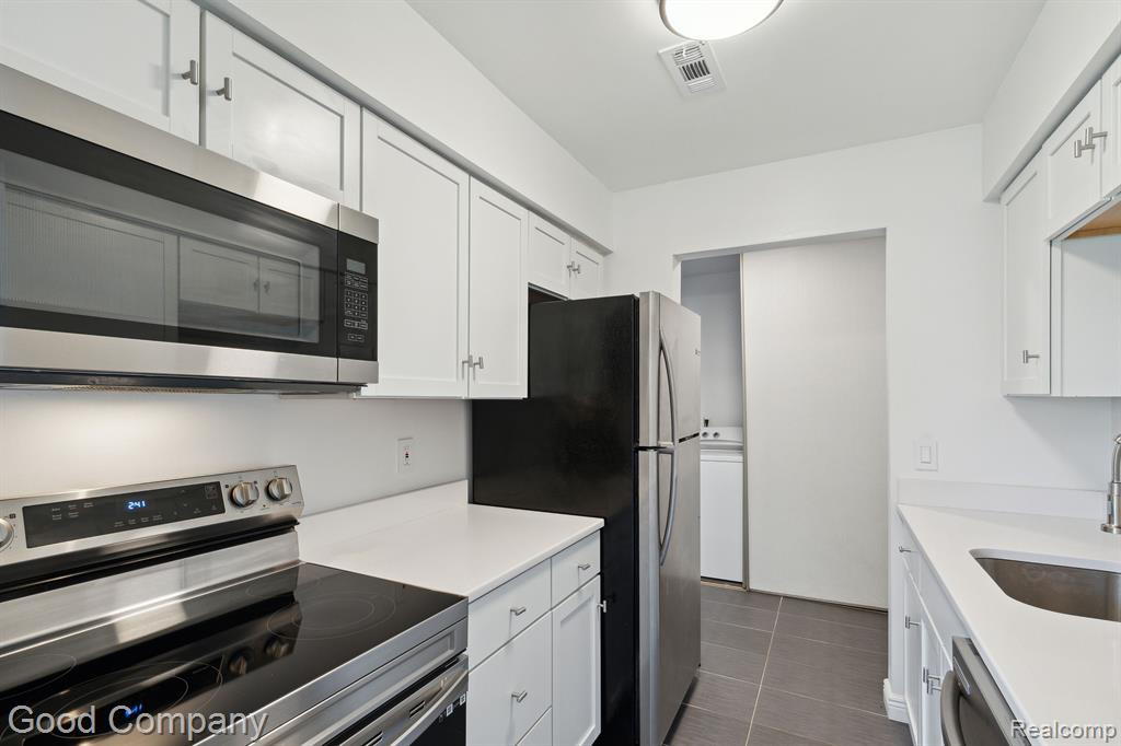 30070 W 12 MILE Road, 125, Farmington Hills, MI 48334 — Photo 17