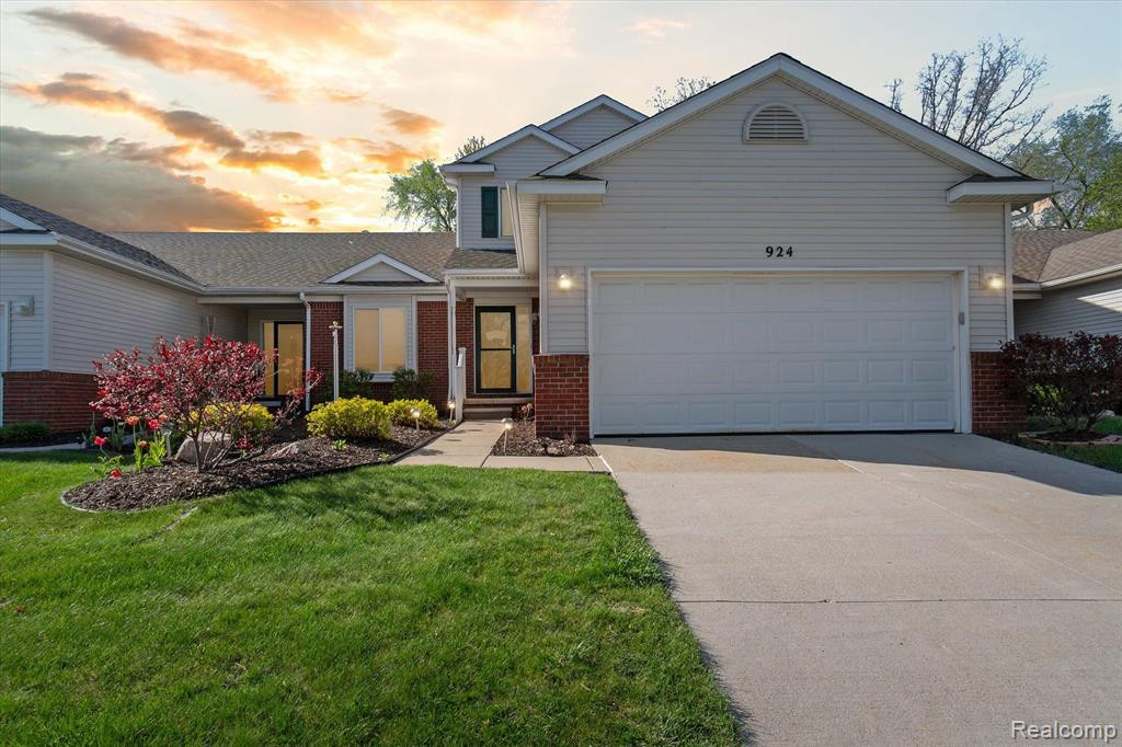 924 SPIREA, Howell, MI 48843 — front exterior