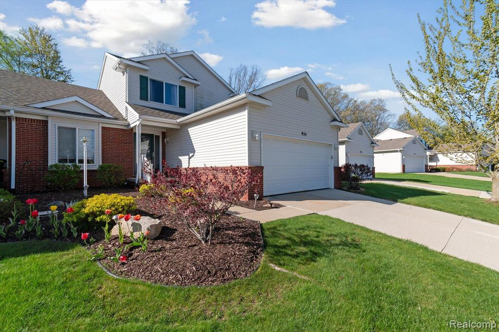 924 SPIREA, Howell, MI 48843 — Photo 2