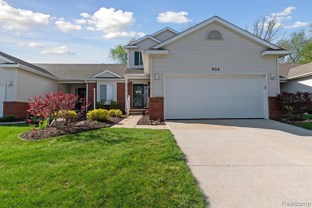924 SPIREA, Howell, MI 48843 — Photo 3