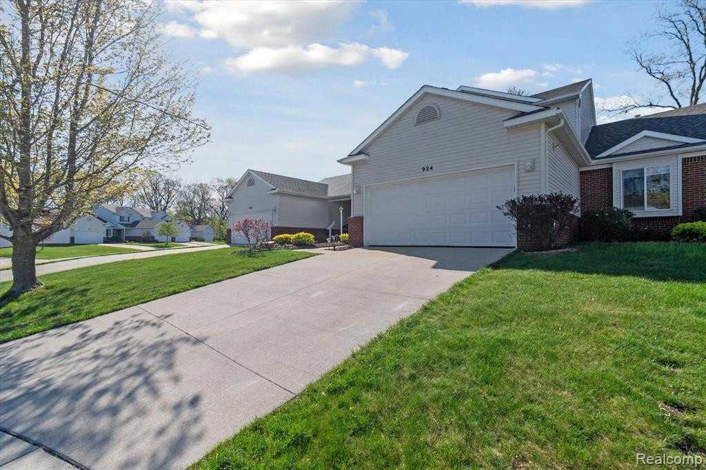 924 SPIREA, Howell, MI 48843 — Photo 4