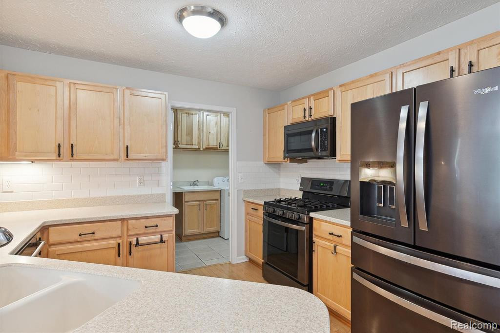 924 SPIREA, Howell, MI 48843 — Photo 14