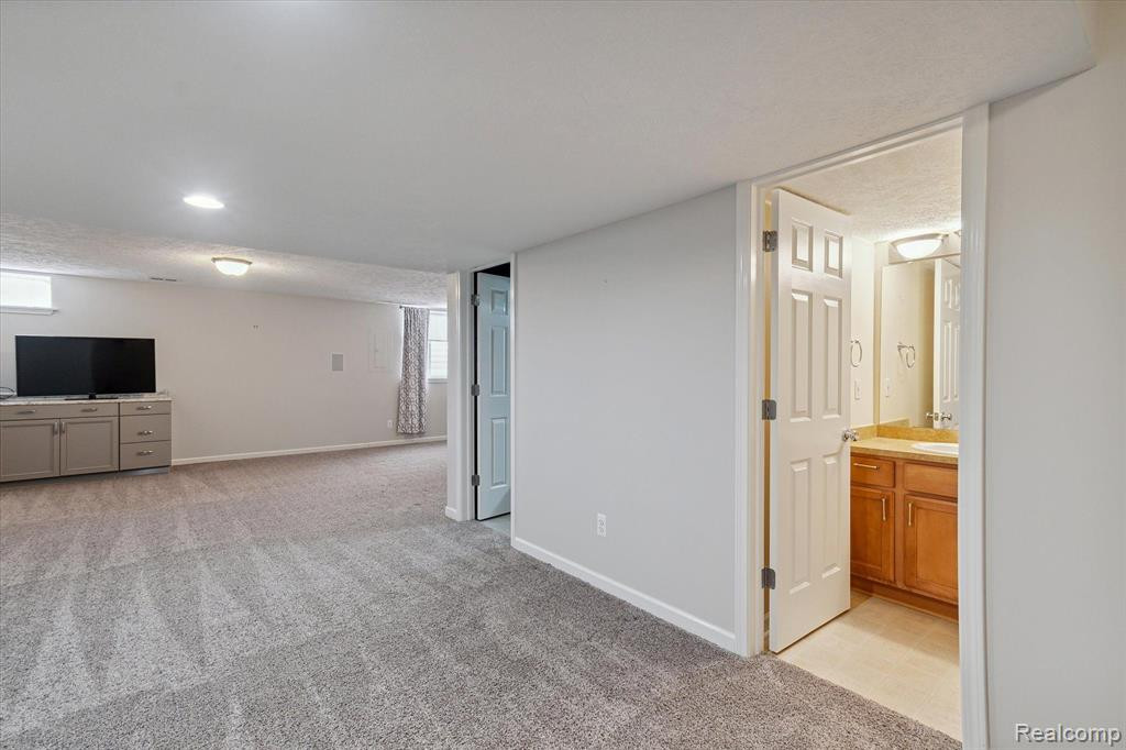 924 SPIREA, Howell, MI 48843 — Photo 32