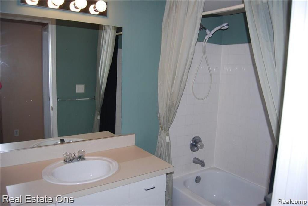 5772 PINE AIRES Drive, 27, Sterling Heights, MI 48314 — Photo 14