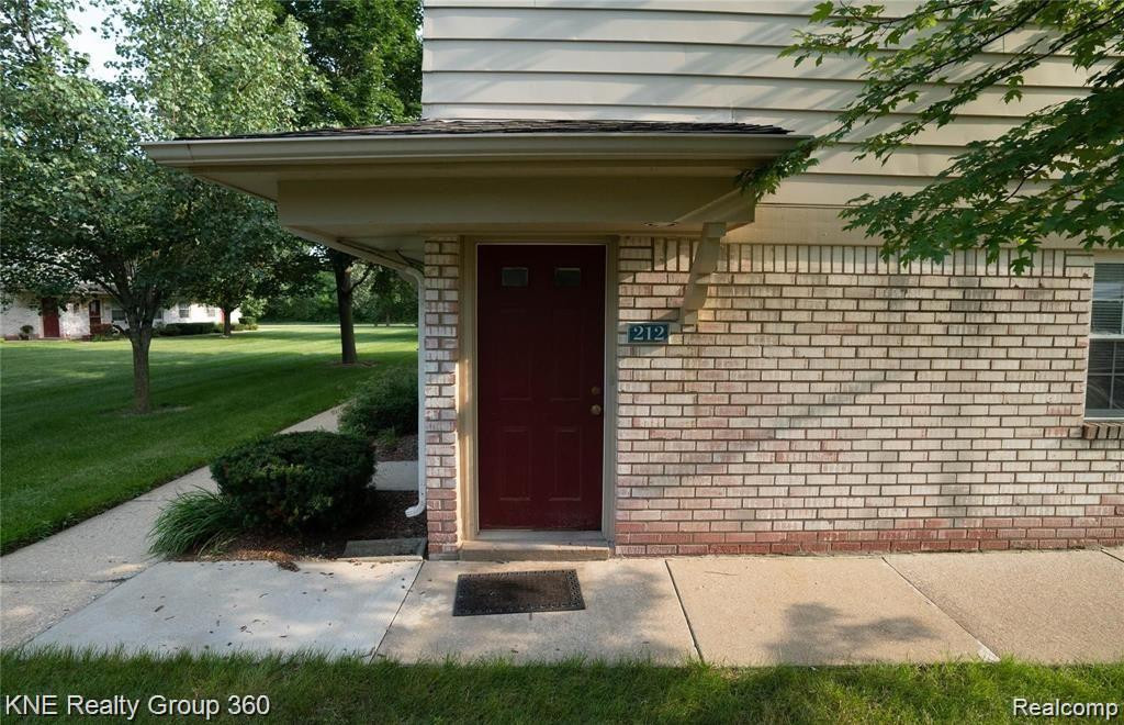 212 PRINCETON Drive, South Lyon, MI 48178 — Photo 2