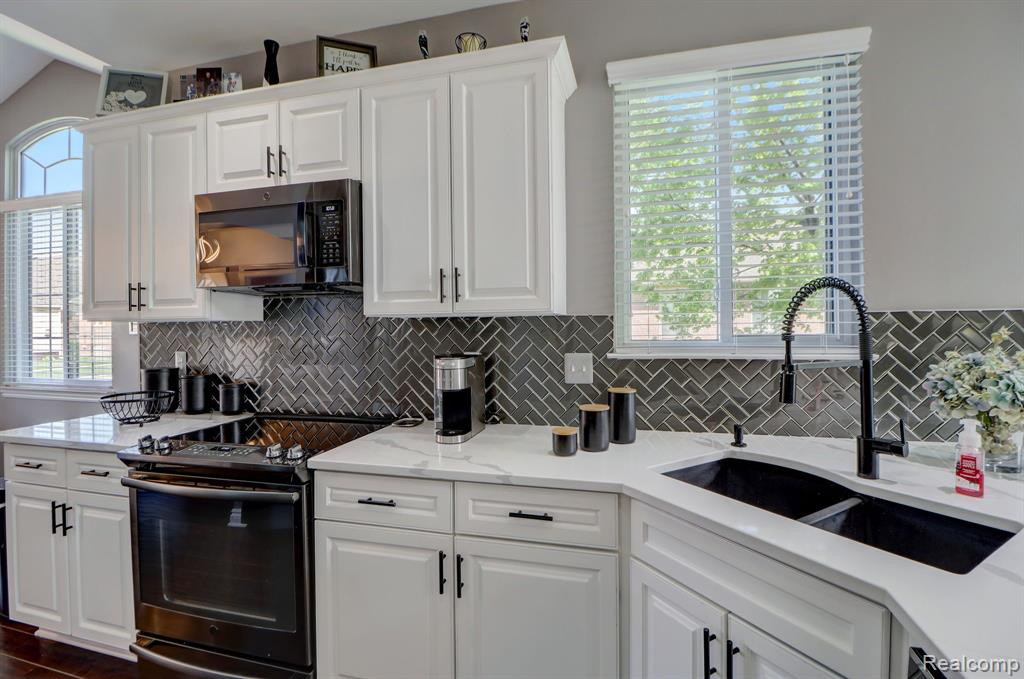 49882 MUSKEGON RIVER Drive, Macomb, MI 48042 — Photo 8