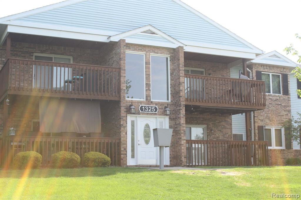 1325 HARBOUR Boulevard, 86, Trenton, MI 48183 — Photo 2