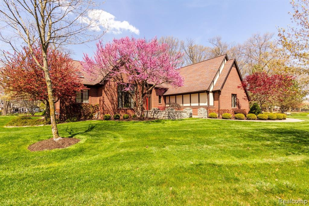 8450 SHERWOOD Drive, Grosse Ile, MI 48138 — Photo 2