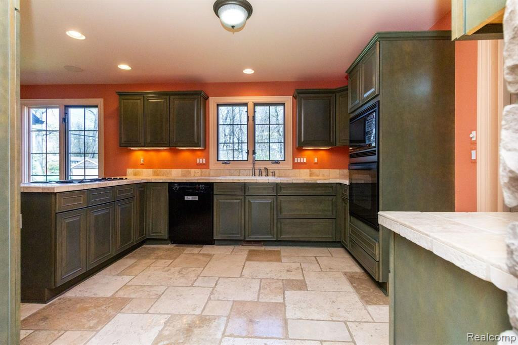 8450 SHERWOOD Drive, Grosse Ile, MI 48138 — Photo 17