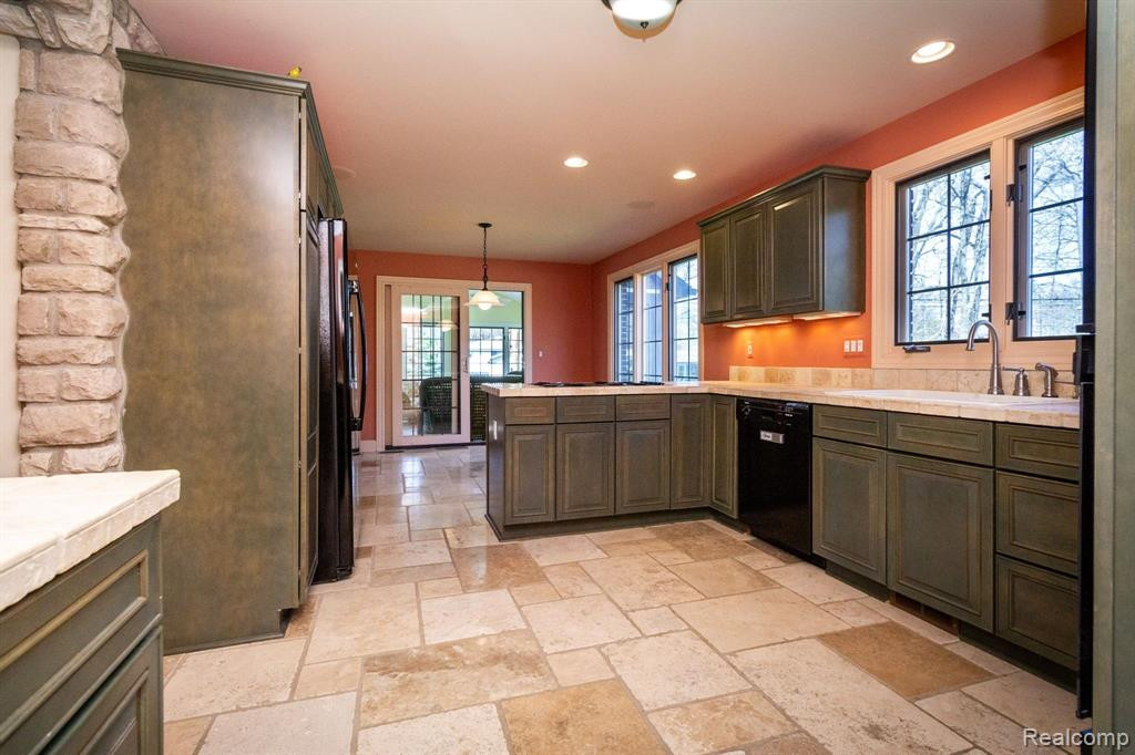 8450 SHERWOOD Drive, Grosse Ile, MI 48138 — Photo 18