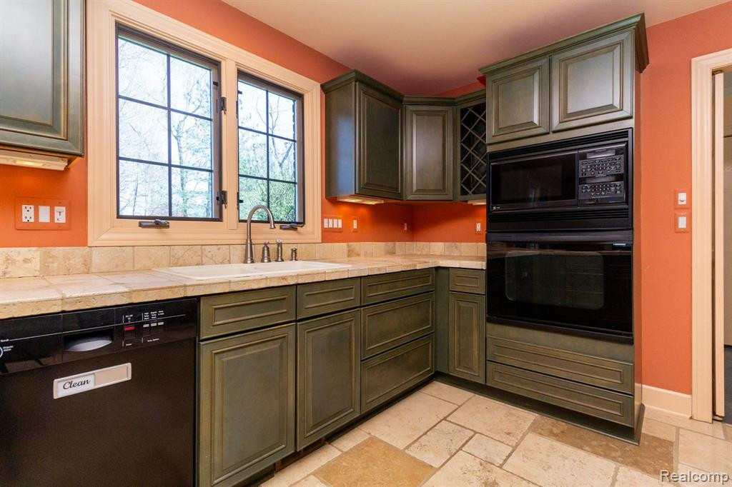 8450 SHERWOOD Drive, Grosse Ile, MI 48138 — Photo 19