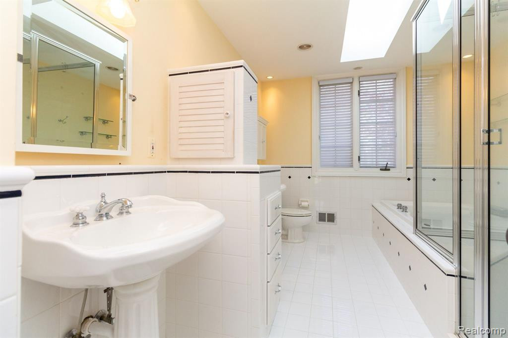 8450 SHERWOOD Drive, Grosse Ile, MI 48138 — Photo 27