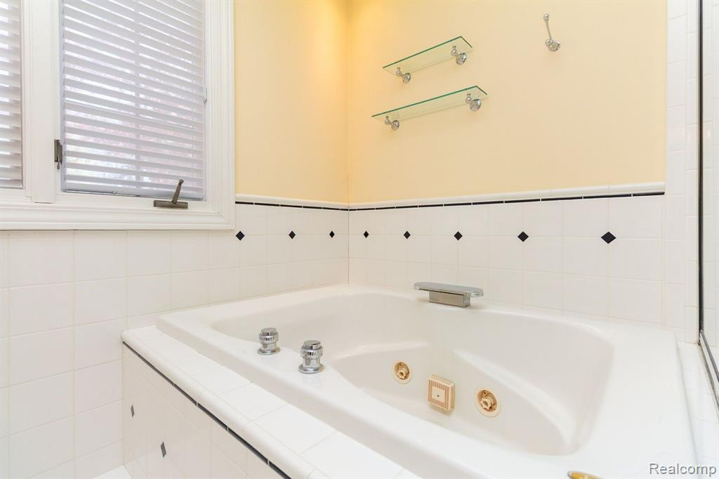8450 SHERWOOD Drive, Grosse Ile, MI 48138 — Photo 29