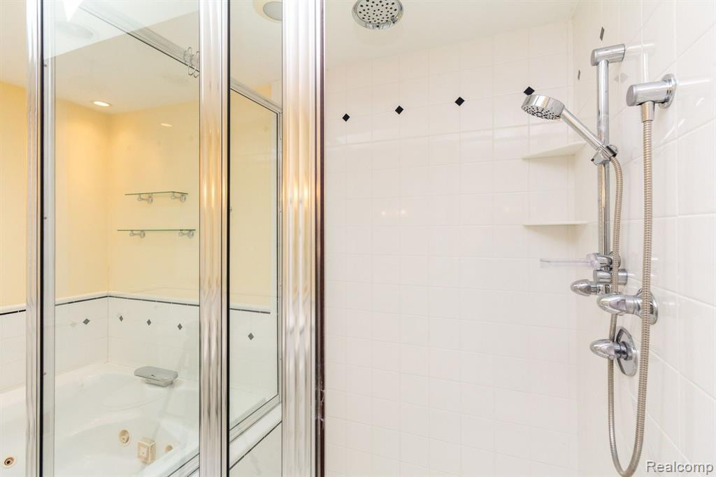 8450 SHERWOOD Drive, Grosse Ile, MI 48138 — Photo 30