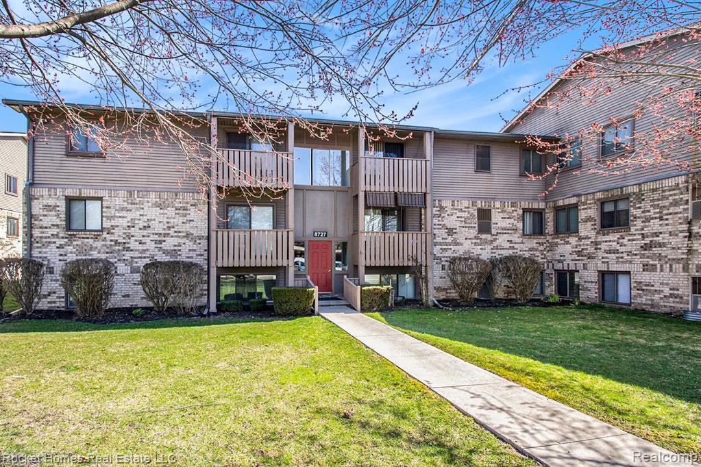 8727 Candlewood Trail, 9, Brighton, MI 48116 — Photo 2