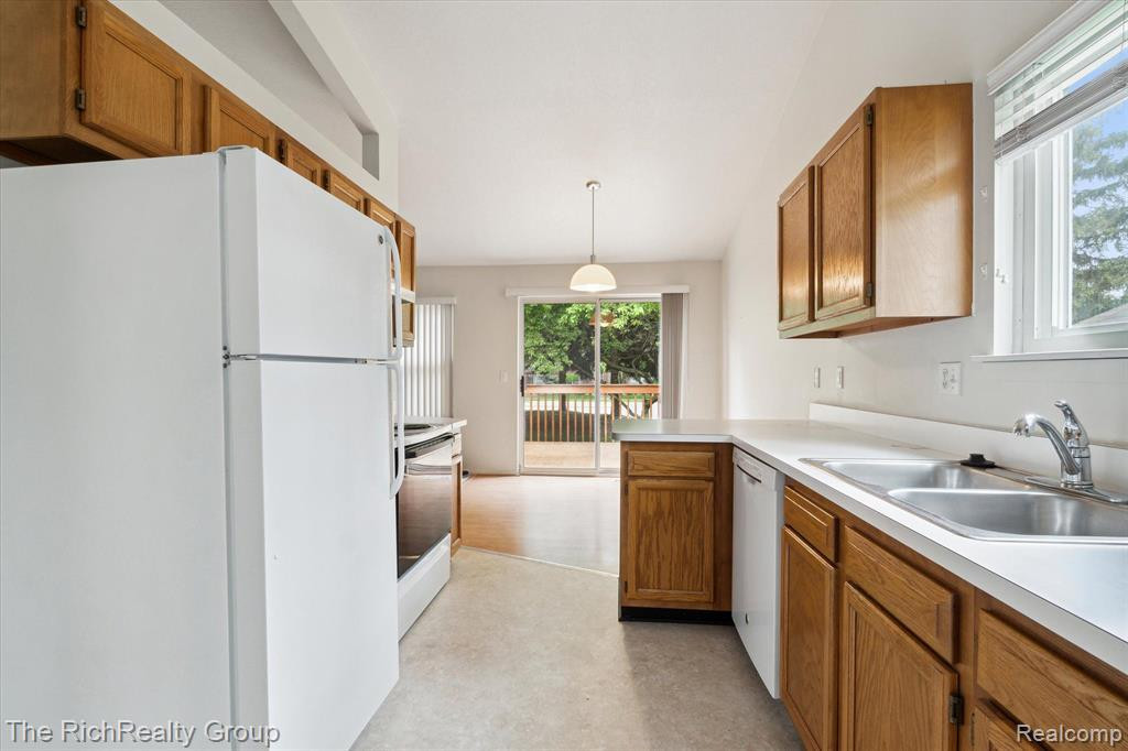 6808 DEER RUN S, Westland, MI — Photo 8