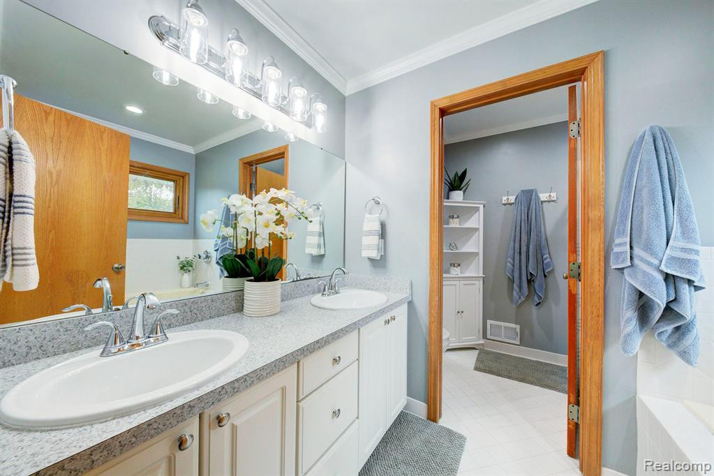 5444 GREENVIEW Drive, Clarkston, MI 48348 — Photo 27