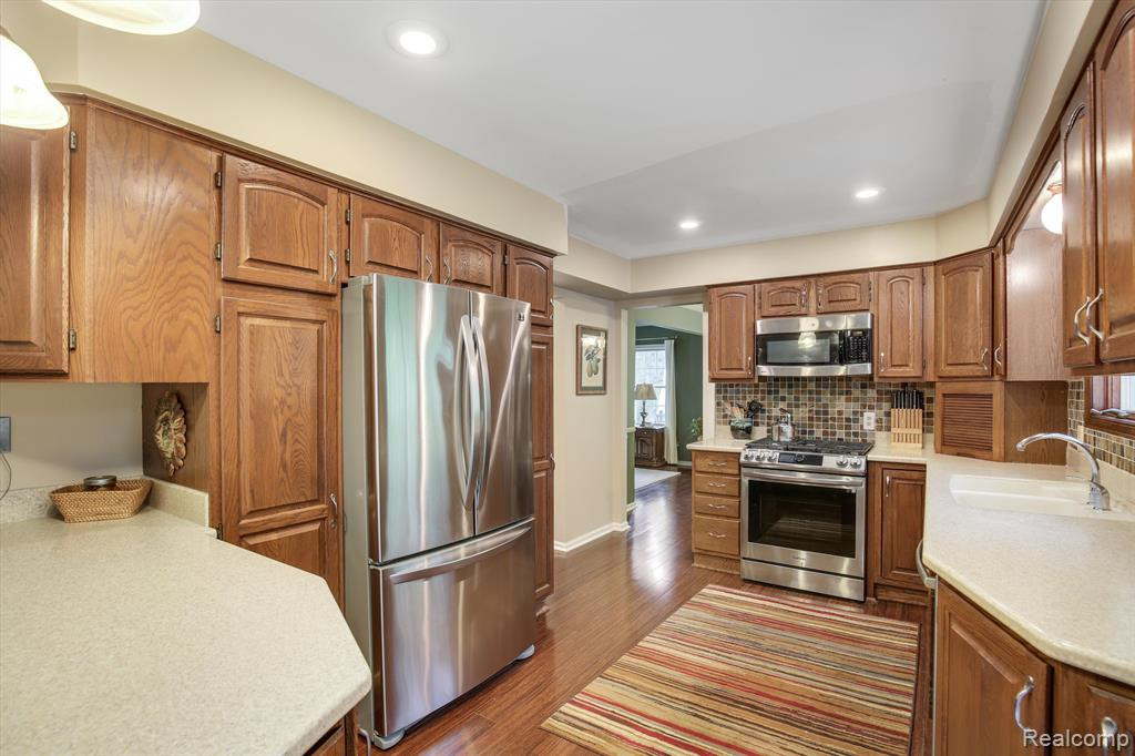 9025 Colony Farm Drive, Plymouth, MI 48170 — Photo 19