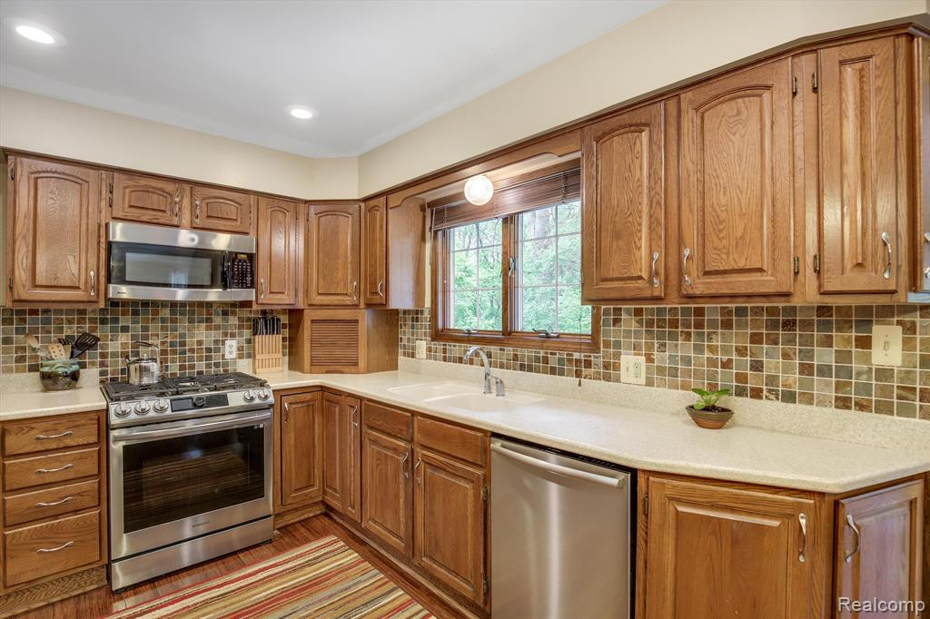 9025 Colony Farm Drive, Plymouth, MI 48170 — Photo 20