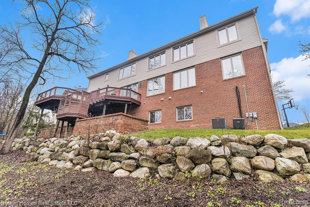 7368 Carlyle Crossing, West Bloomfield, MI — Photo 36