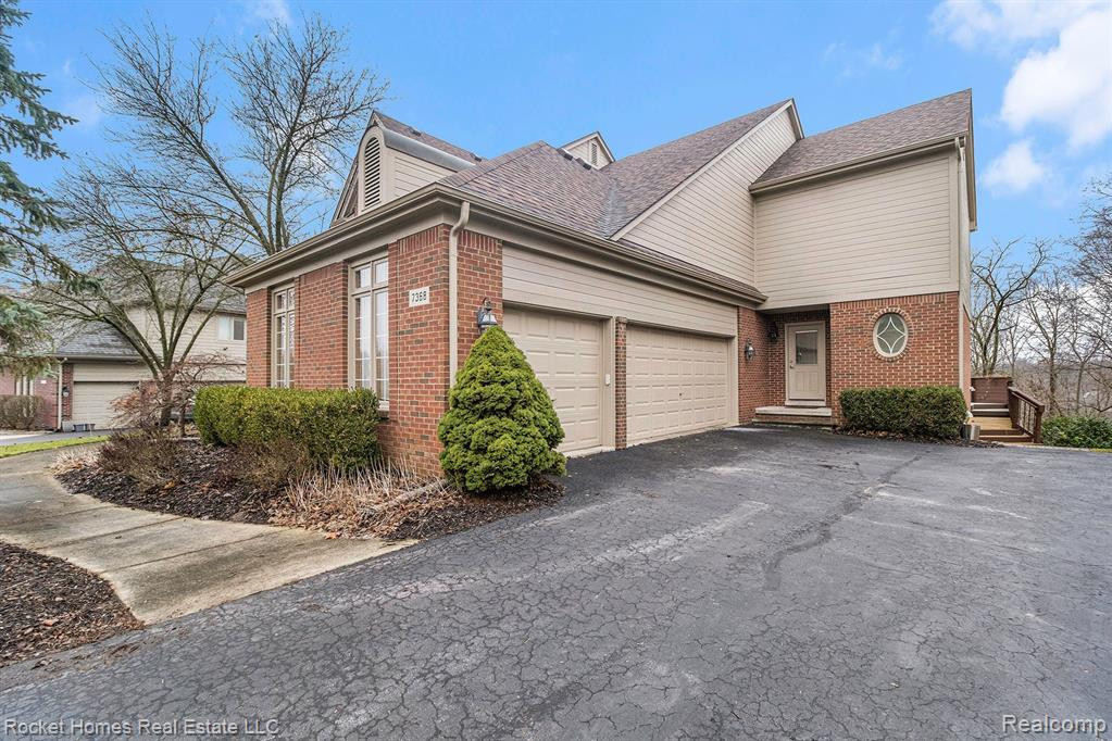 7368 Carlyle Crossing, West Bloomfield, MI — Photo 2