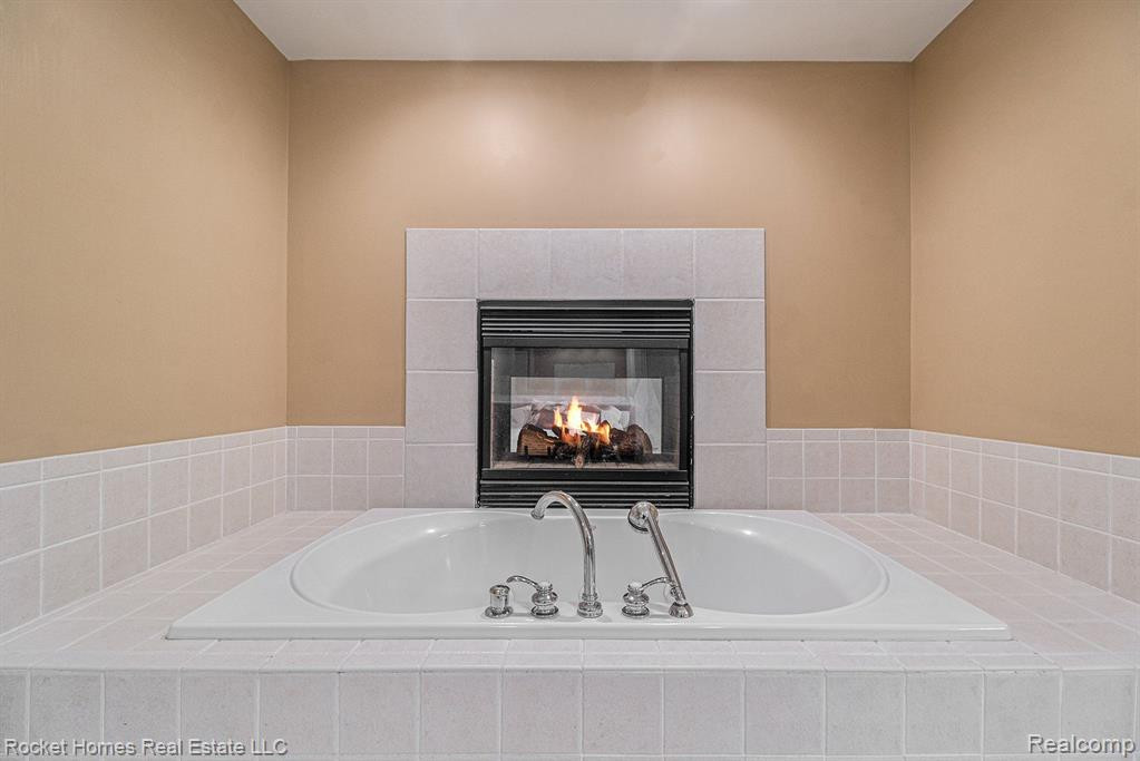7368 Carlyle Crossing, West Bloomfield, MI — Photo 18