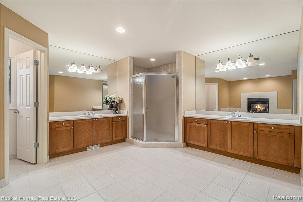 7368 Carlyle Crossing, West Bloomfield, MI — Photo 19
