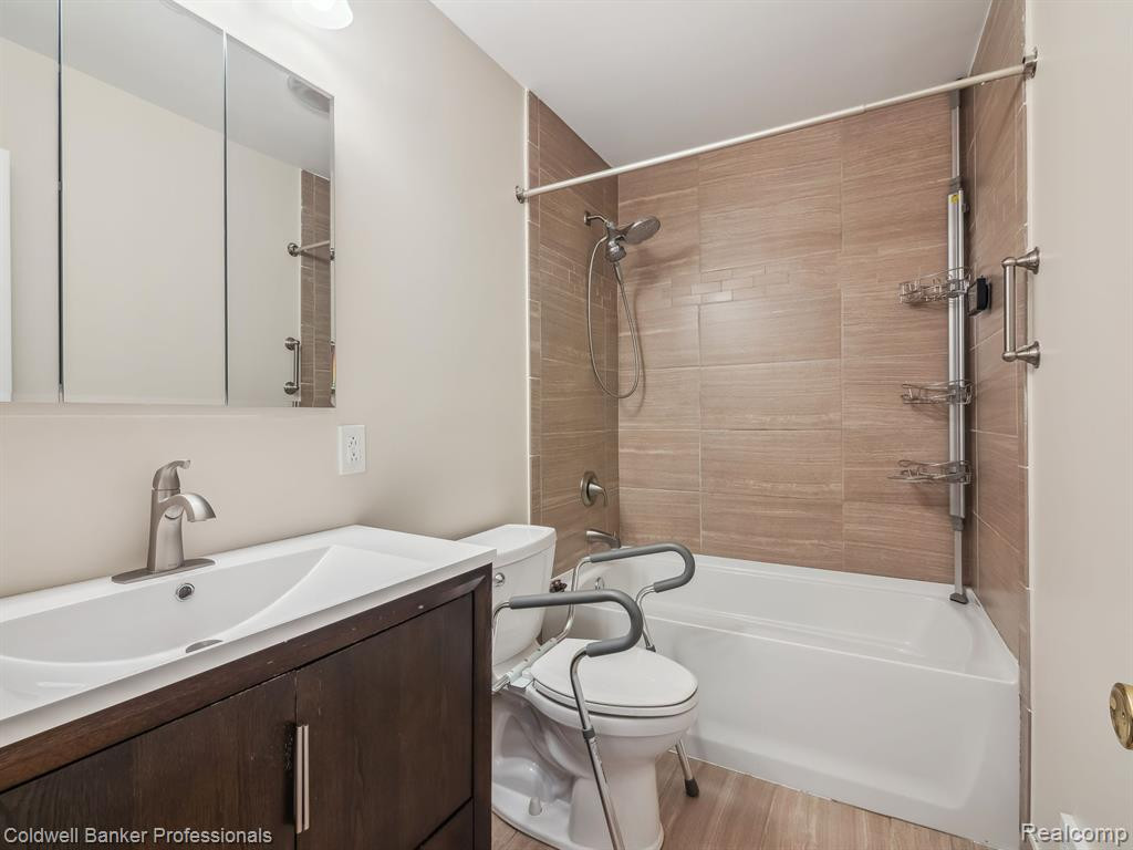 2615 KINGSTOWNE Drive, Commerce Twp, MI 48390 — Photo 10