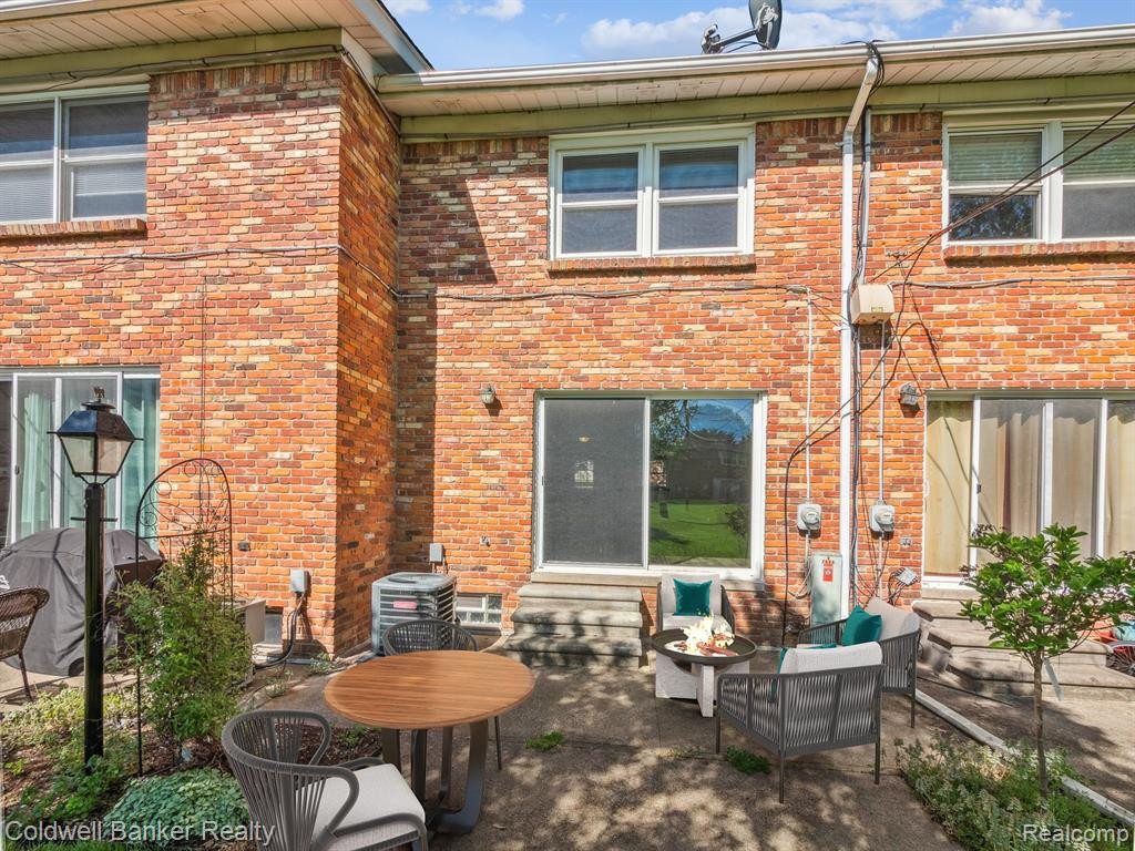 2615 KINGSTOWNE Drive, Commerce Twp, MI 48390 — Photo 12