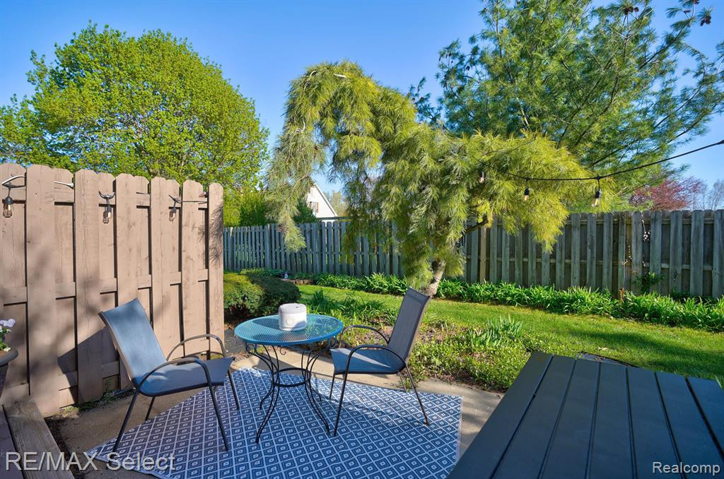 6306 LAURENTIAN Court, Flint, MI 48532 — Photo 5