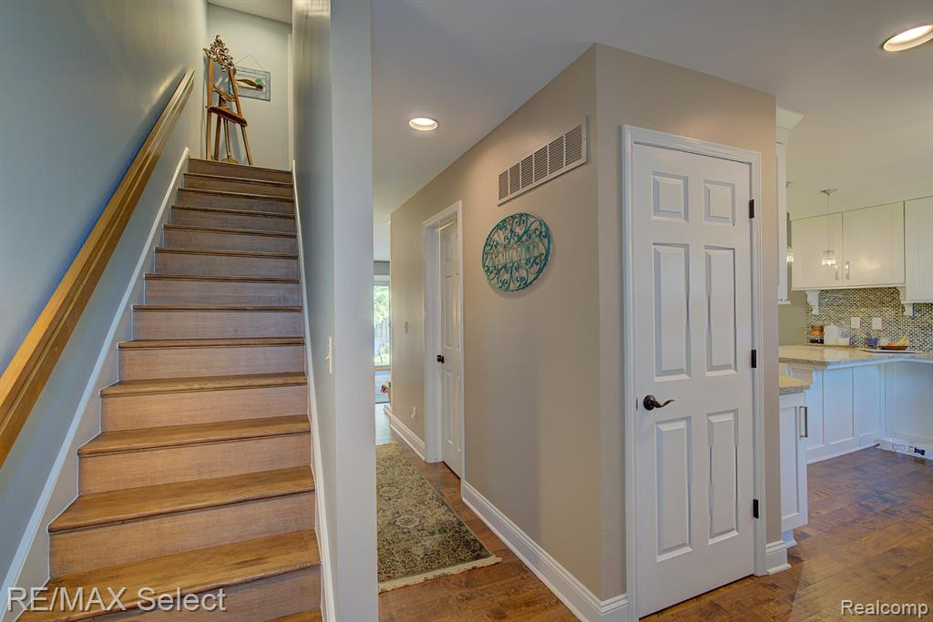 6306 LAURENTIAN Court, Flint, MI 48532 — Photo 10