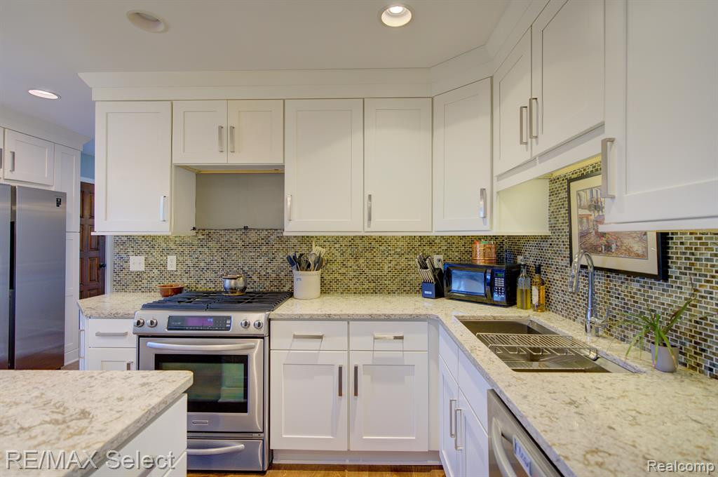 6306 LAURENTIAN Court, Flint, MI 48532 — Photo 15