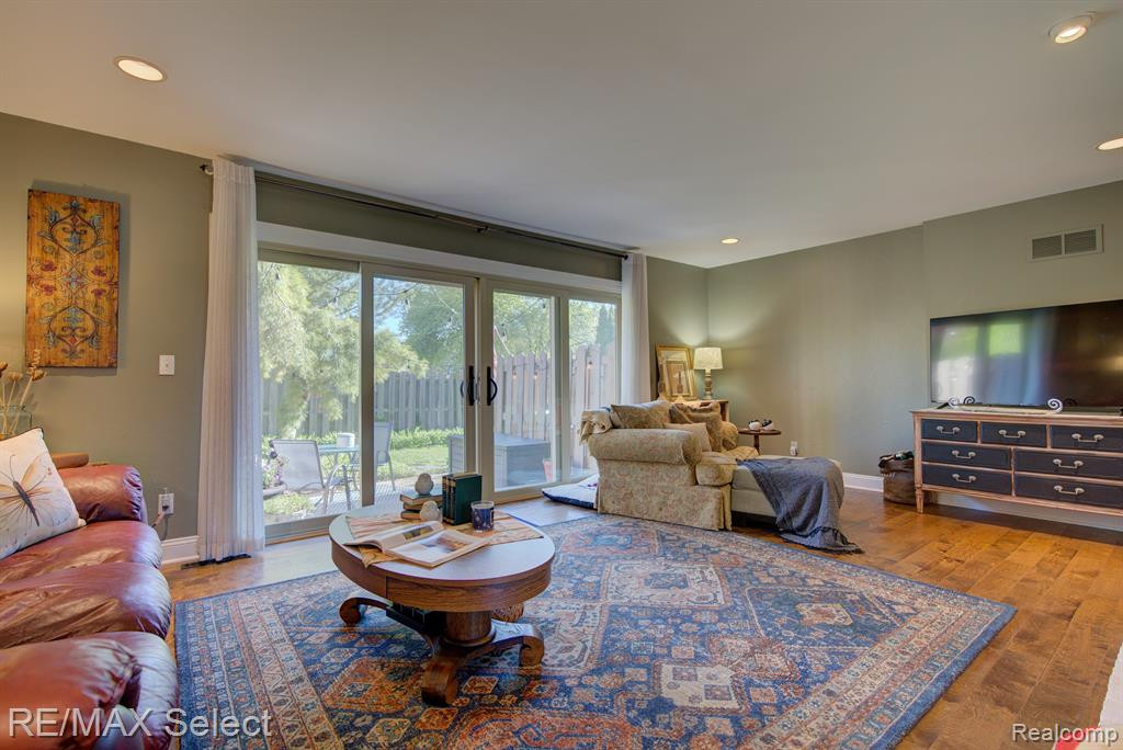 6306 LAURENTIAN Court, Flint, MI 48532 — Photo 22