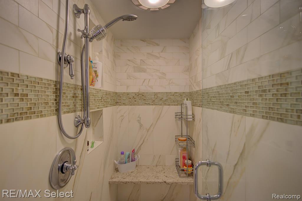 6306 LAURENTIAN Court, Flint, MI 48532 — Photo 29
