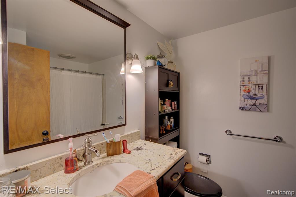 6306 LAURENTIAN Court, Flint, MI 48532 — Photo 31