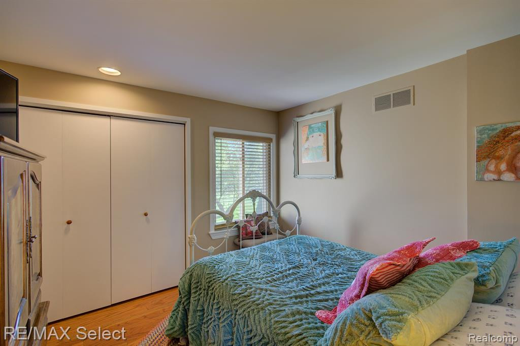 6306 LAURENTIAN Court, Flint, MI 48532 — Photo 33