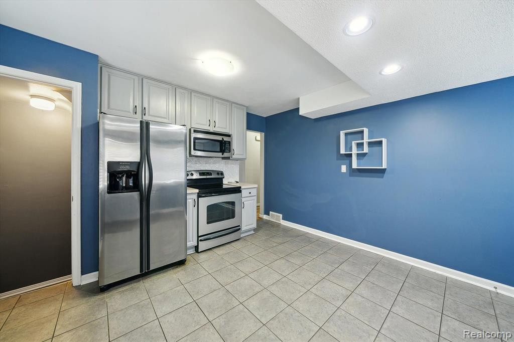 9568 MERCEDES, Redford, MI 48239 — Photo 10
