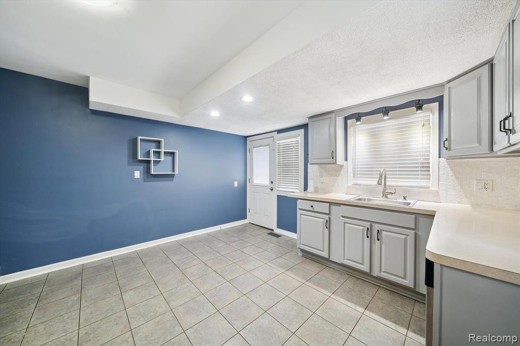 9568 MERCEDES, Redford, MI 48239 — Photo 11