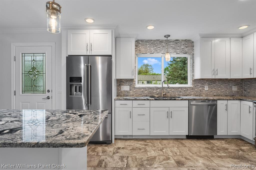 413 DALTON Drive, Rochester Hills, MI 48307 — Photo 5