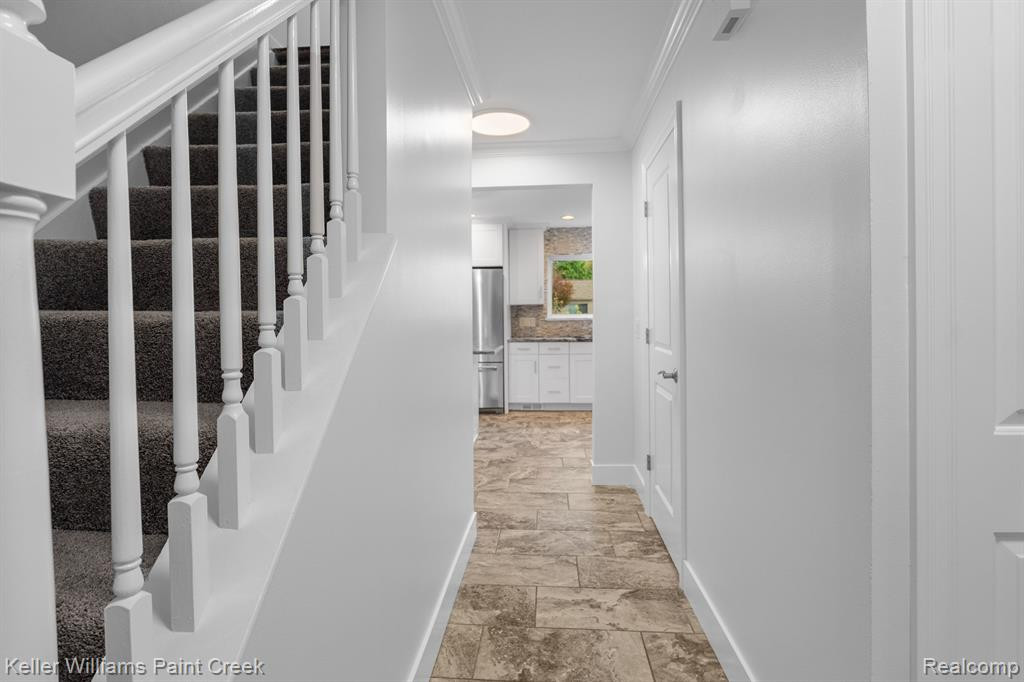 413 DALTON Drive, Rochester Hills, MI 48307 — Photo 9