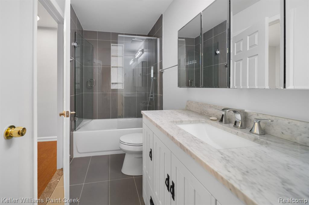 413 DALTON Drive, Rochester Hills, MI 48307 — Photo 16