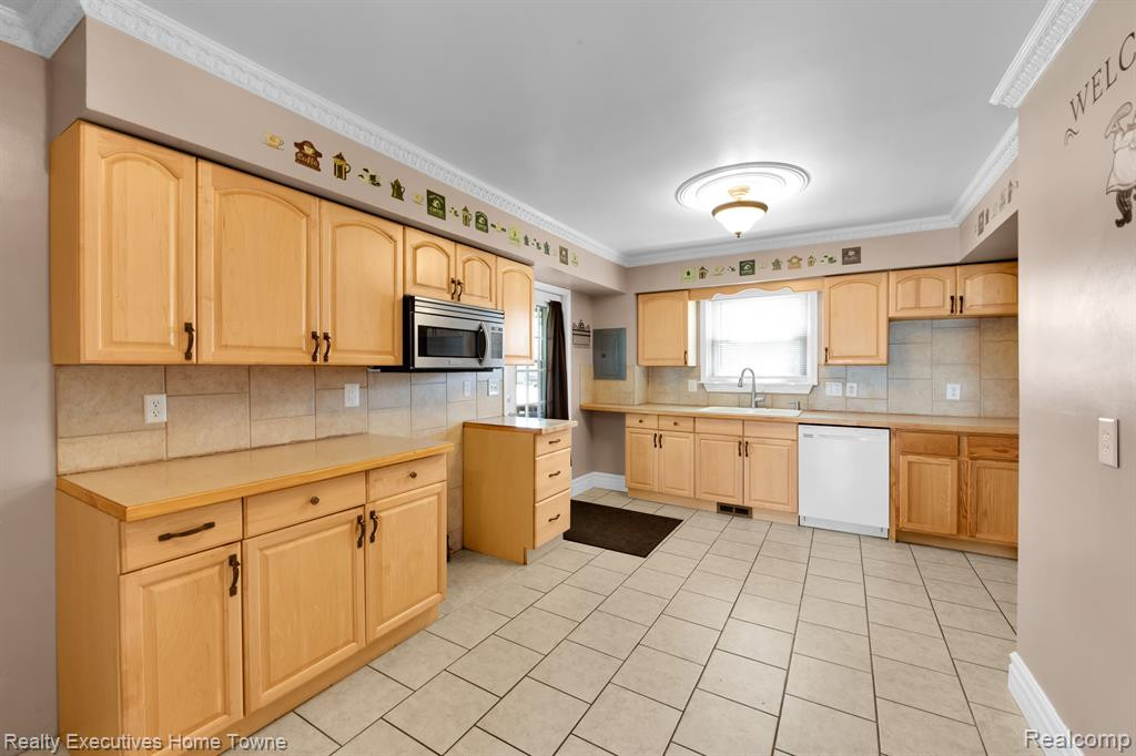 108 S WALKER Street, Capac, MI 48014 — Photo 10