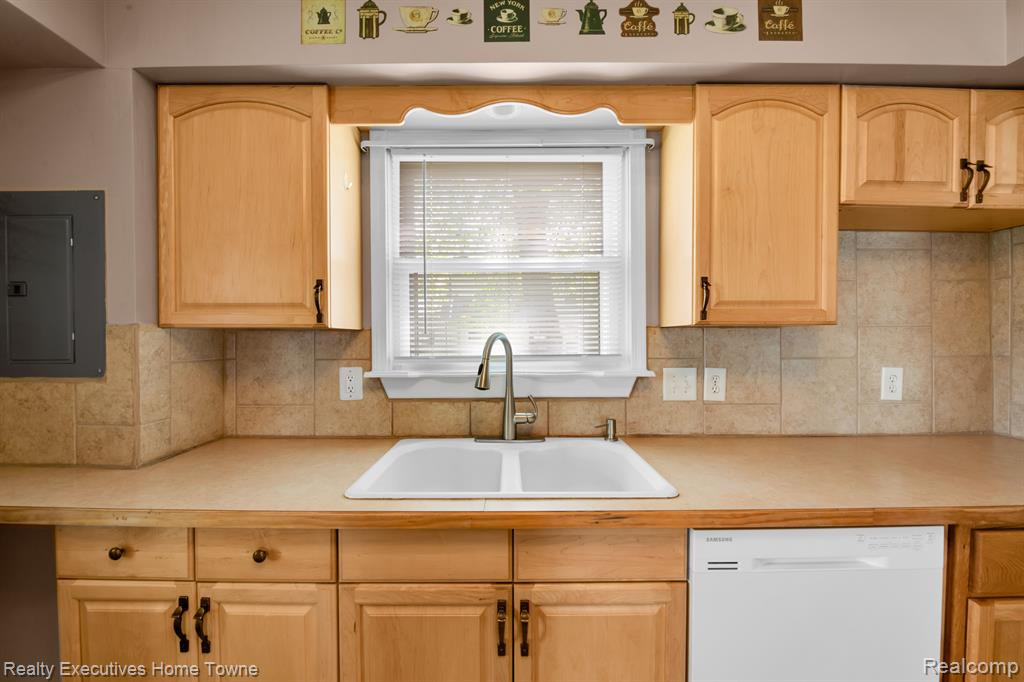 108 S WALKER Street, Capac, MI 48014 — Photo 16
